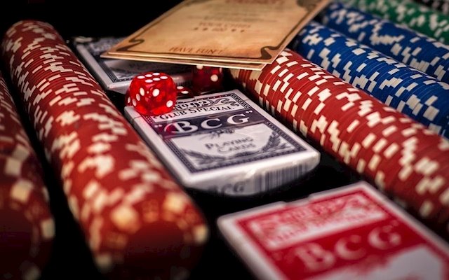 Cartas y fichas de casino